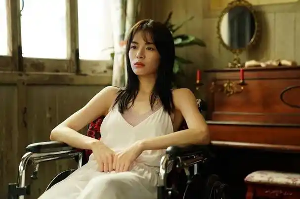 01钟楚曦我们早已不在同一起跑线上,资源和待遇的差距如天壤之别.