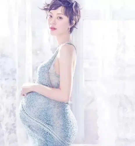 吃鲸| "新晋辣妈"林心如微博晒大肚照,众女星的孕期写真谁最美?