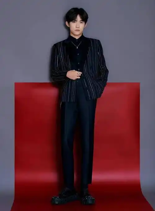 那就来看看帅哥的全身照吧!