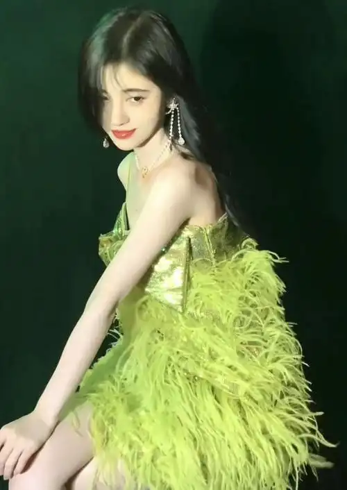 鞠婧祎瘦得不像话吊带下被斜方肌抢镜这形状一般人真凹不出来