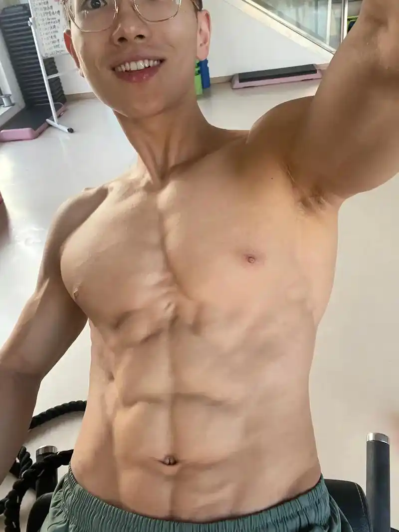 浪里滴斯.#腹肌 #撩起衣服就是腹肌 #巧克力腹肌 #胸肌腹 - 抖音