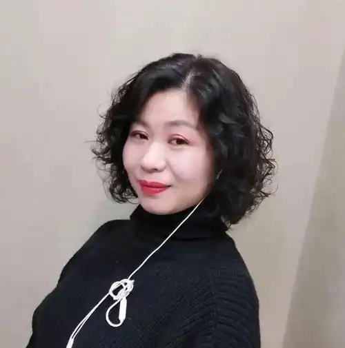 推荐这几款短烫发,时髦显年轻