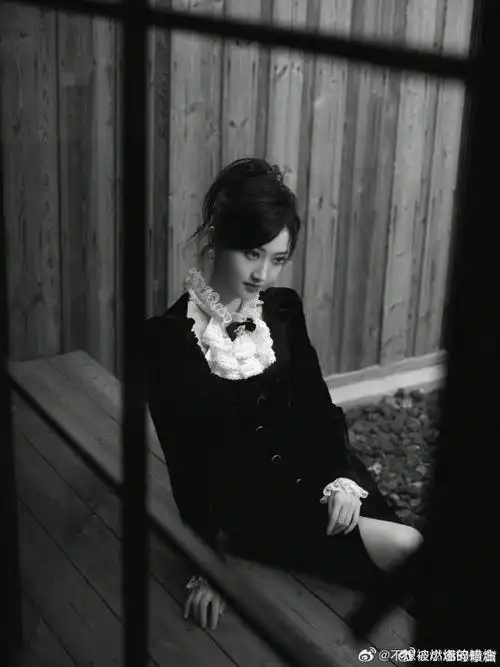 景甜蕾丝开叉黑裙