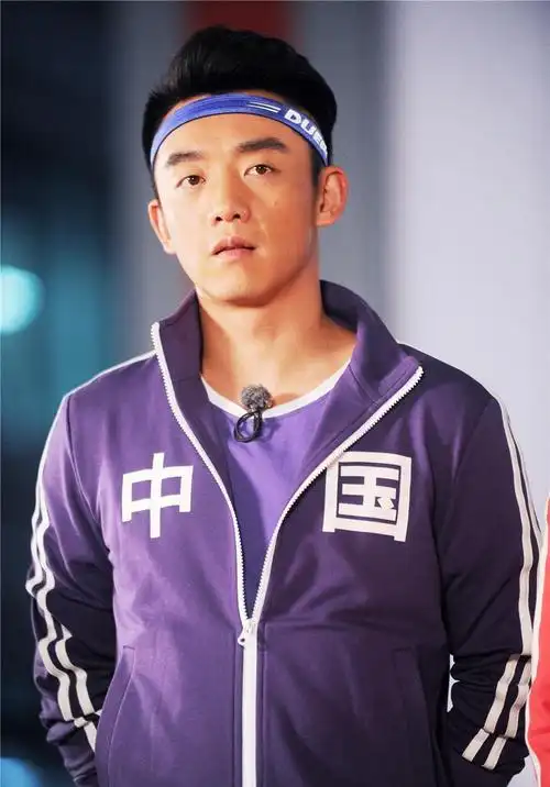 《跑男》"最大牌艺人"?节目中不顾镜头玩手机,导演看到却不敢吭声