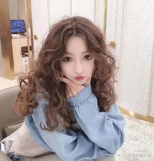 30岁女士烫什么发型显年轻?这六款卷发时髦洋气又减龄,超显气质