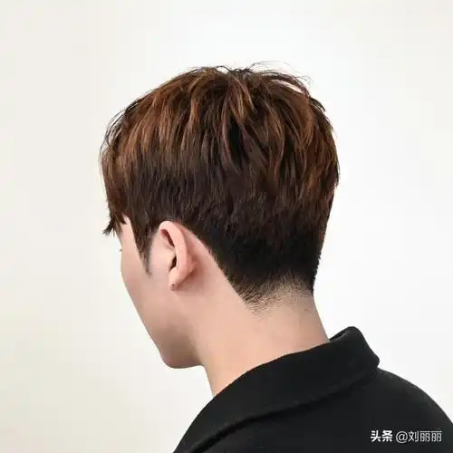 最近比较流行的发型男(最近流行的男生发型)