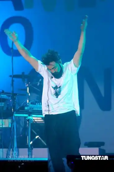 接受欢呼新浪娱乐讯 陈奕迅日前在香港举办了一场小型演唱会,以大胡子