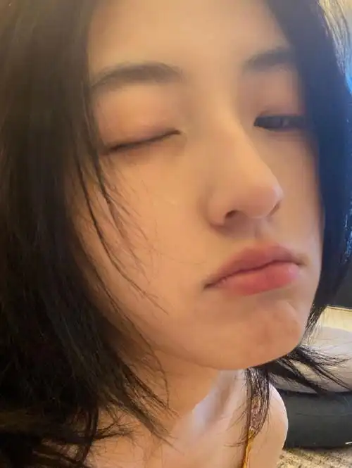 张子枫怼脸自拍清秀灵动 随拍分享少女心事 - 影视世界资讯网