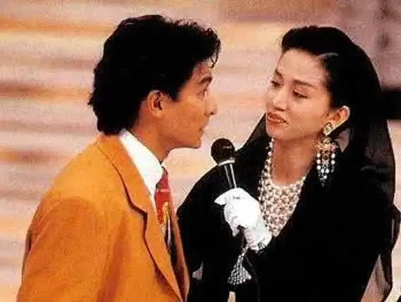 梅艳芳和刘德华第一次见面是在一场晚会上.