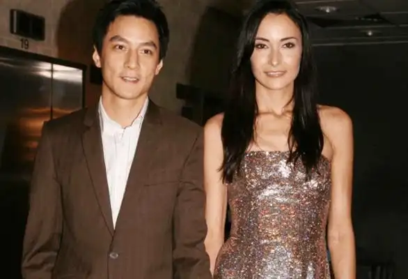 吴彦祖妻女返港会友,10岁女儿挑染粉发,东南亚长相遭嘲讽_lisa_吴斐然