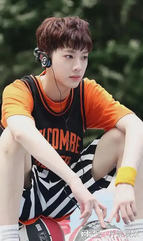 据媒体拍到的照片显示,赖冠霖和神秘女子坐在一桌,两人不时低头交谈