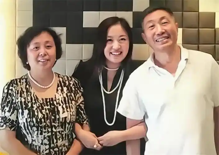 回顾老戏骨杜源4岁认识爱妻结婚41年零绯闻今女儿成他骄傲