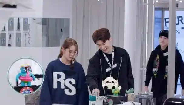 陈伟霆在欧阳娜娜的眼中就是长辈的存在,然而范丞丞和欧阳娜娜是同龄