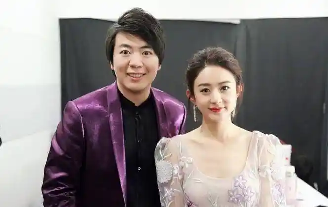 赵丽颖11年前综艺旧照流出,与如今长相一对比,整没一