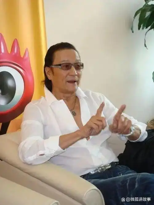 谢贤80多岁,女友30多岁,2人多年相处并不因为他有钱