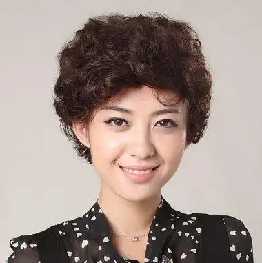 女生满头烫染棕色头发造型