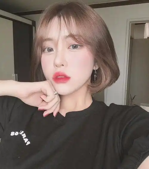 发型7中分八字刘海 短发扎发稍微上一点的中分八字刘海相当修颜分分钟