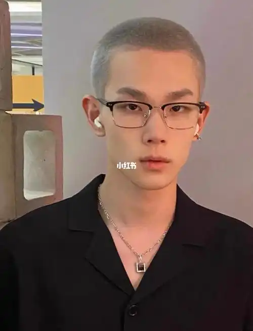 头不够圆 头发不够多其实大部分人还是适合的 只是不敢尝试寸头也可以