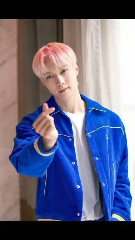 张艺兴粉发蓝衣比心照#张艺兴粉发蓝衣造型比心照,蓝色外套搭配荚约