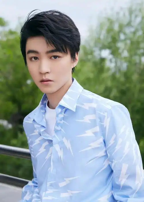 王俊凯初夏私服浅蓝色衬衫配白色休闲裤帅气有型魅力十足