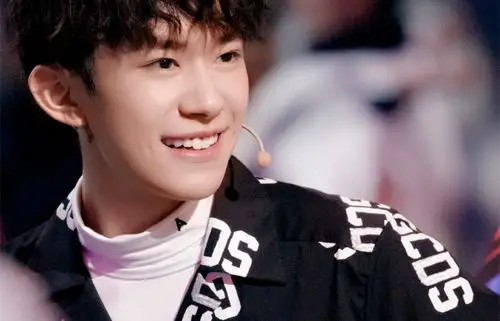 最新易烊千玺个性壁纸_这就是街舞2帅气队长