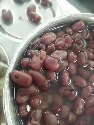 昆山城北富士康食堂用的红豆都是虫子咬过的,豆子里还有飞虫