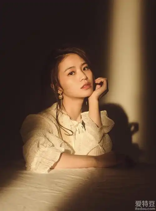 黄英倾心之作《奶奶的蒲扇》正式上线网易云音乐