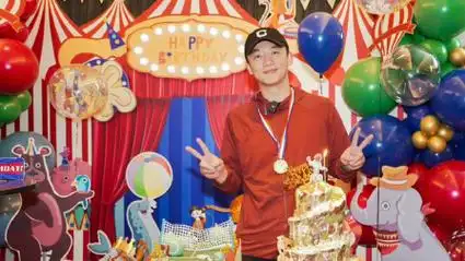 郑恺38岁生日快乐 跑男的氛围真的好欢乐