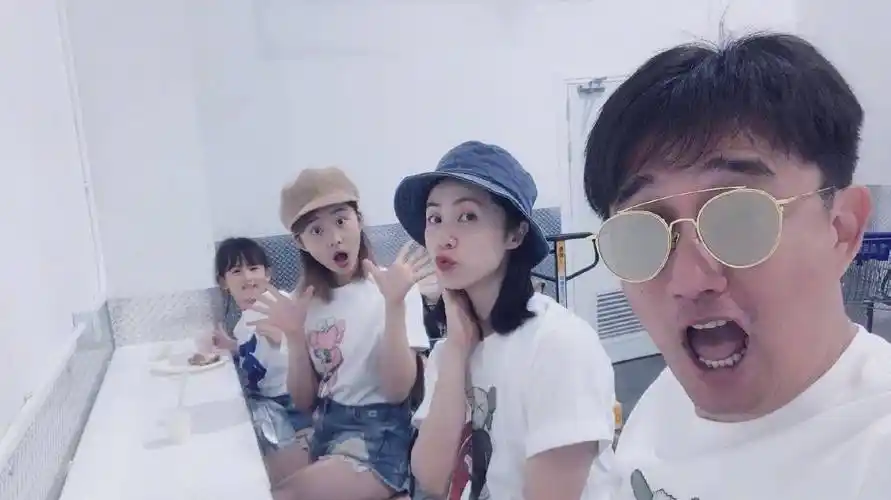 原创曝黄磊一家在飞机上态度傲娇女儿多多言语冲撞遭美女富婆回怼