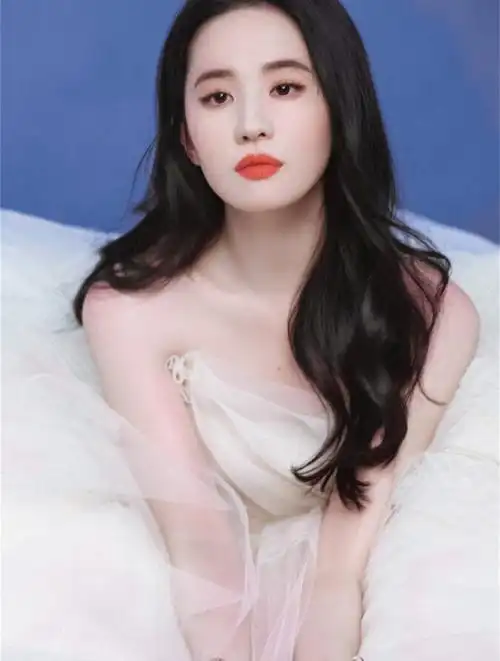 时隔十二年,黄晓明刘亦菲再次同框,脚下动作耐人寻味-度小视