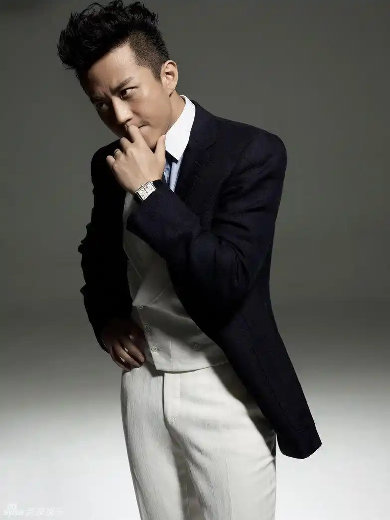 新浪娱乐讯 邓超近期登上某杂志封面,从《四大名捕》里走出来的他,从