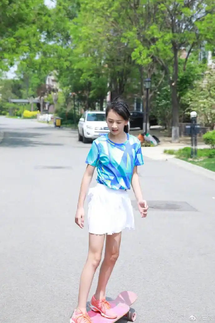田亮晒儿女近照 森碟玩滑板超有范大长腿抢镜