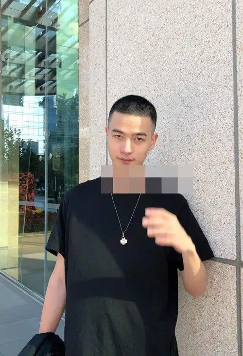 男学生露额头的发型图片 阳光帅气的男生板寸发型