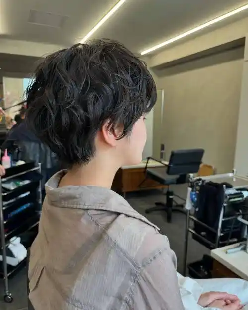 女士短发别乱整,蓬松烫刚刚好,不夸张很时尚_发型_女性_魅力