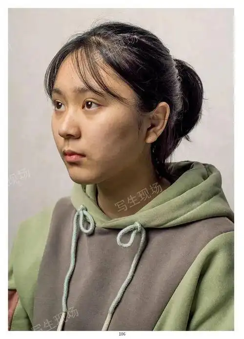 写生现场肖像照片在形体饱满程度和黑白灰层级关系上做了加强光影关系