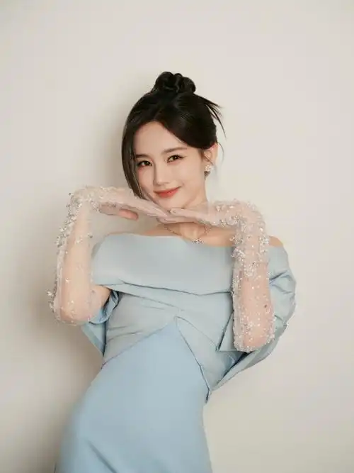 李一桐穿蓝裙戴蕾丝手套 笑容甜美可爱