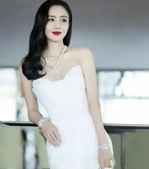 佟丽娅最新活动造型,一袭抹胸高开叉白裙好美,举手投足尽显优雅_气质