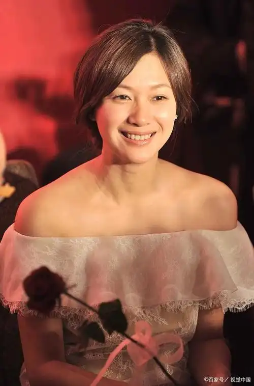 徐静蕾晒泳衣照片回应怀孕传闻,辟谣当妈说法