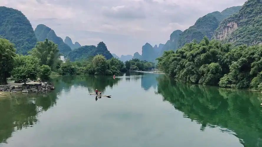 桂林山水,与北方的狂野粗犷风光不同,给人秀丽精致的感觉
