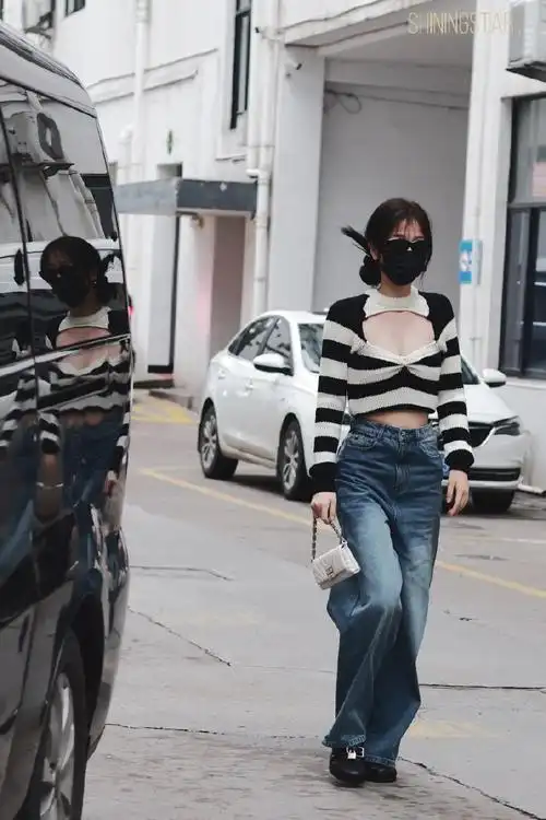 虞书欣你《#永夜星河#》今日份上班路透96条纹镂空针织衫 牛仔短裤