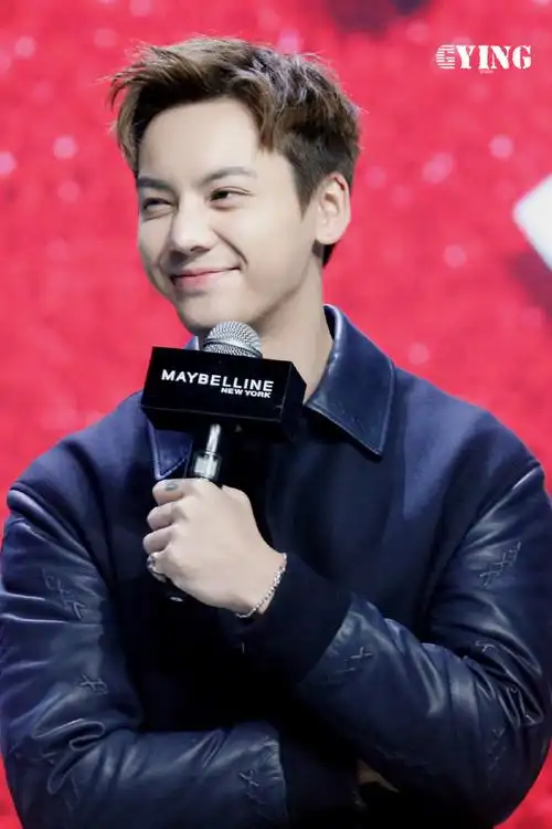 让陈伟霆用微笑为你带来冬日的温暖