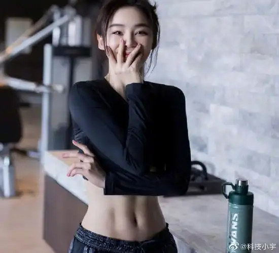 袁姗姗一字肩高开叉礼服#姗姗可太美了,依然记得当年的"马甲线女神"