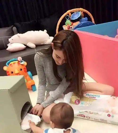 周杰伦宣布昆凌怀三胎,并同时晒昆凌的三胎孕肚,这也太幸福了吧_家庭