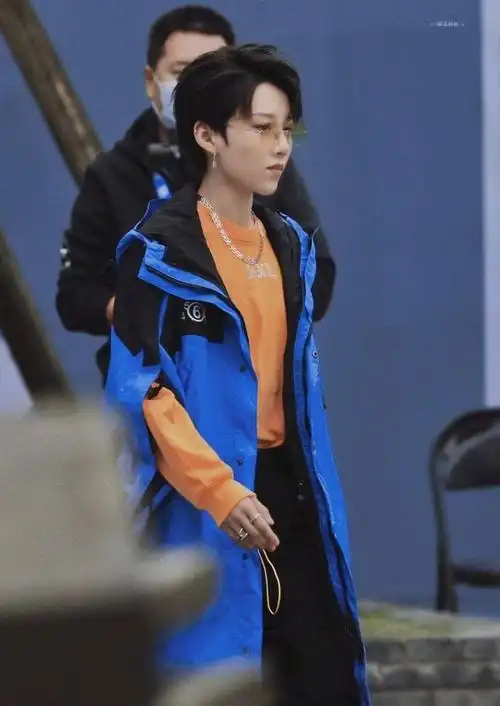 刘雨昕造型公开,蓝色外套搭配橙色tee,时尚驾驭能力满分