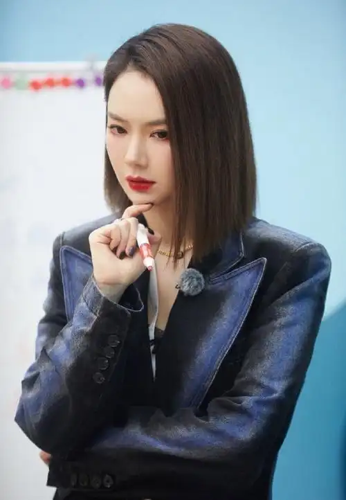 戚薇叛逆期维持到了现在##谁送戚薇一台能好好打字的手机