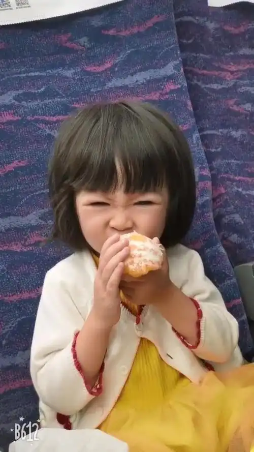 小孩吃橘子的表情9898