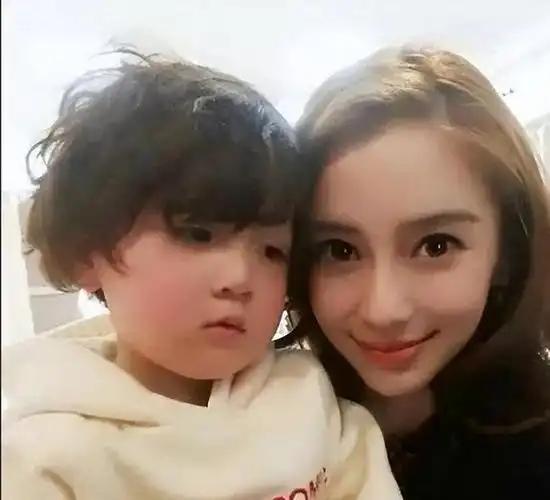 黄晓明回青岛老家,豪掷巨资筹办餐桌盛宴!小海绵照片被神秘打码