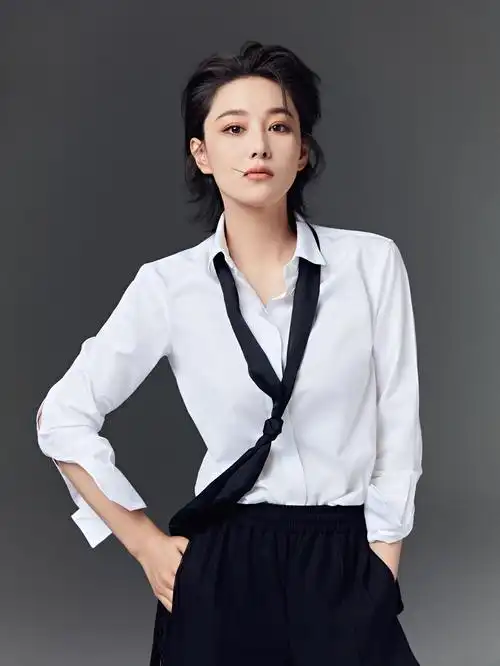 又飒又a!张馨予背头短发大片释放"焱人"魅力