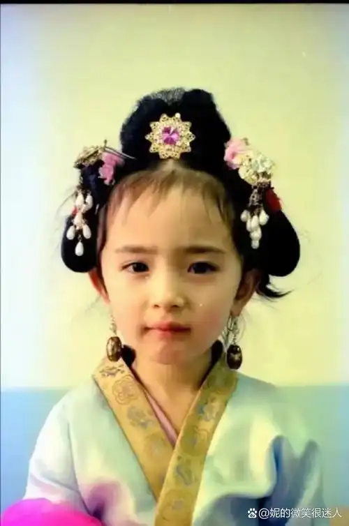 小时候的杨幂长得漂亮,乖巧可爱