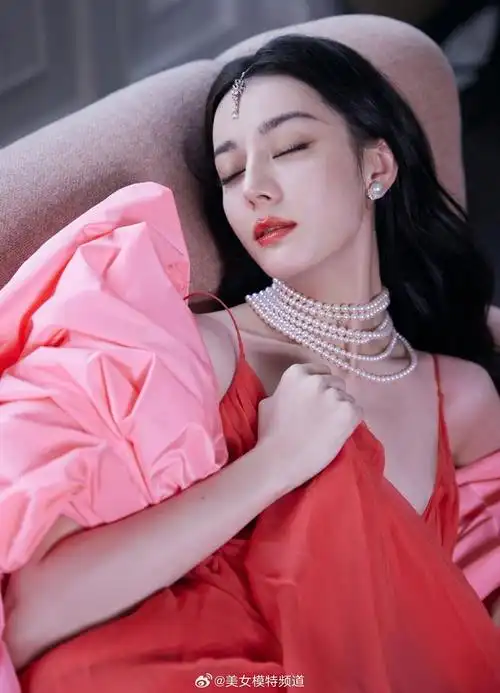 迪丽热巴复古名伶粉色吊带裙